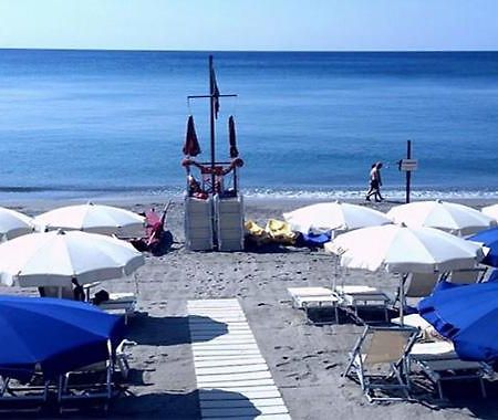 Savona Casa Vacanze Vicino Mare 3 Minuti Wifi Exterior foto